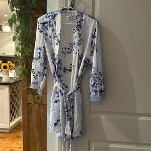 In bloom floral satin robe with lace details Euc m/l